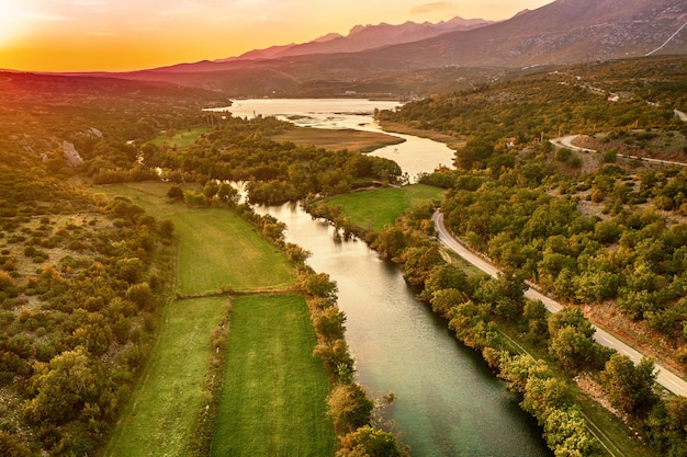 Ländlicher Sommersonnenuntergang in Kroatien