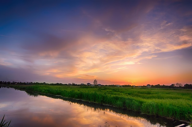 Ländlicher Sommersonnenuntergang