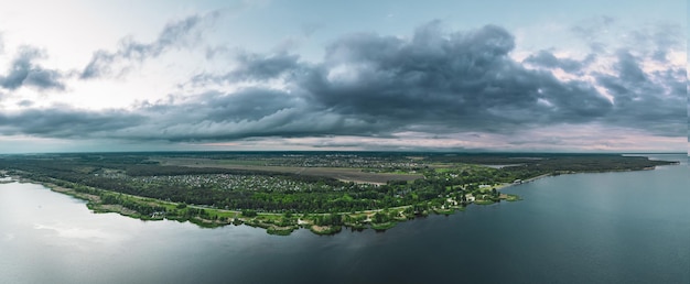 Ländlicher Sommersonnenuntergang