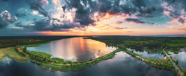 Ländlicher Sommersonnenuntergang