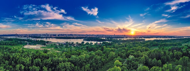 Ländlicher Sommersonnenuntergang