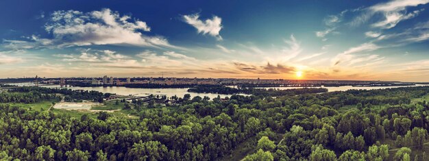 Ländlicher Sommersonnenuntergang