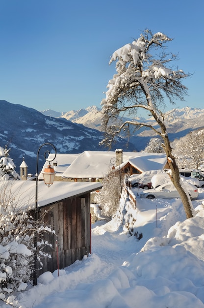 Ländliches Dorf im Winter