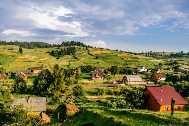 Ländliches Dorf in den Bergen