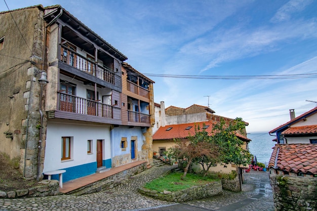 Ländliches Dorf Lastres an der spanischen Küste Asturiens