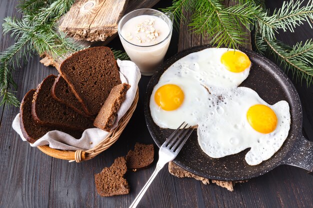 Ländliches Frühstück mit Eiern und Gewürzen auf einem Wald