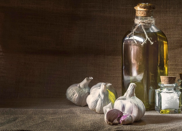 Ländliches Stillleben mit mediterranen Zutaten