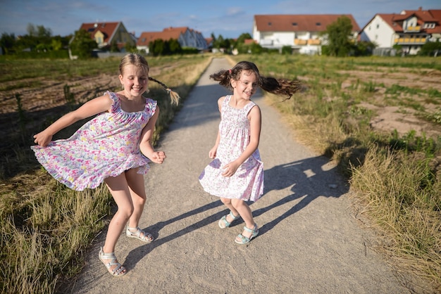 Länge des lächelnden Mädchens, das im Freien steht