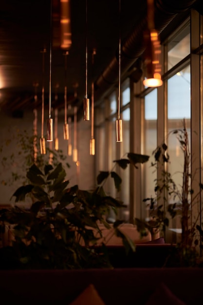 Längliche Lampen im Inneren des Restaurants Stilvolles Interieur