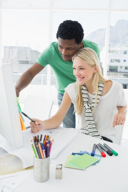 Lässig Paar mit Computer im Büro