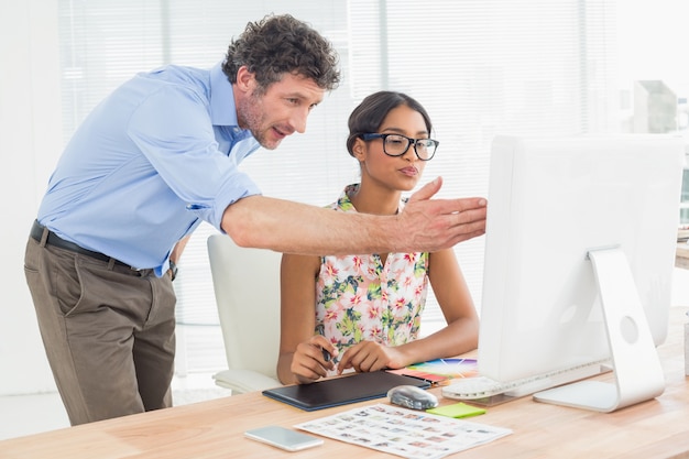 Lässig Paar mit Computer im Büro