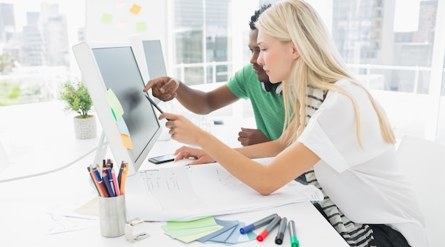 Lässig Paar mit Computer im Büro