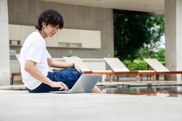 Lässige Business-Kleidung für Remote-Arbeit am Pool im Urlaub