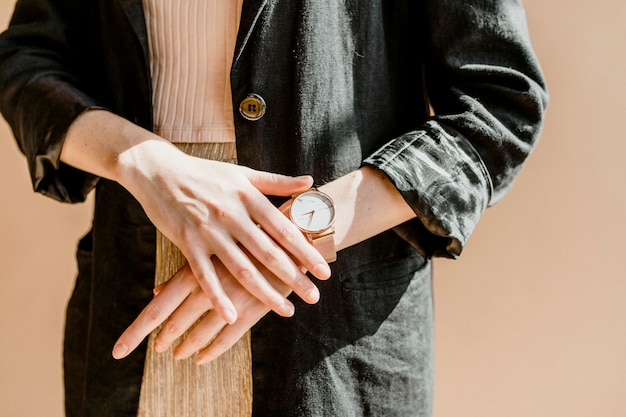 Lässige Frau in einem schwarzen Blazer