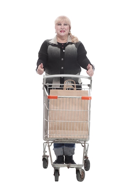 Lässige Frau in voller Länge in Jeans mit Einkaufswagen