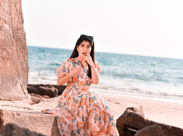 Lässige hübsche Mädchen-Front-Pose am Strand indisches pakistanisches Modell