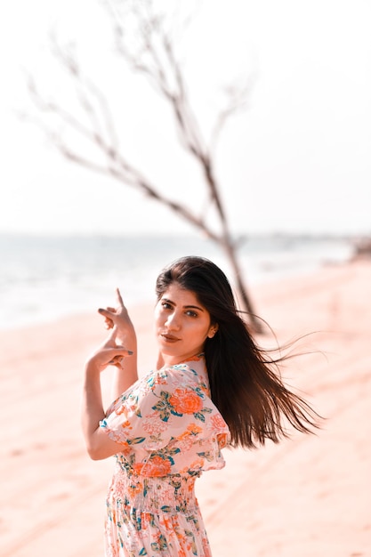 Lässige hübsche Mädchen-Front-Pose am Strand indisches pakistanisches Modell