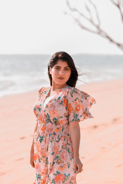 Lässige hübsche Mädchen-Front-Pose am Strand indisches pakistanisches Modell