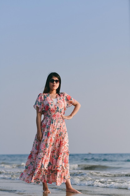 Lässige hübsche Mädchen-Front-Pose am Strand indisches pakistanisches Modell