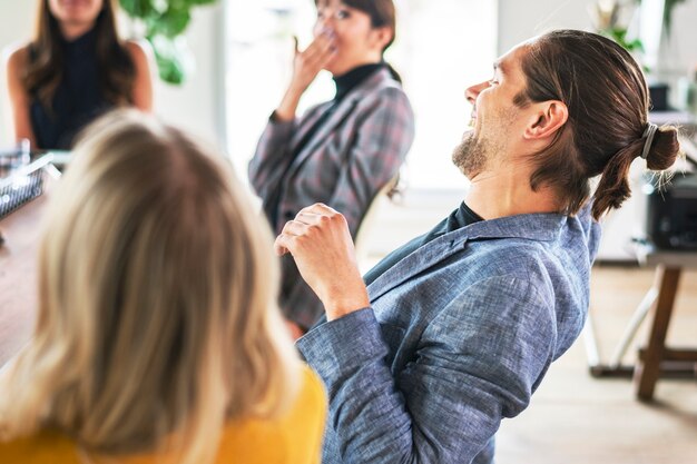 Lässige Leute in einem Meeting