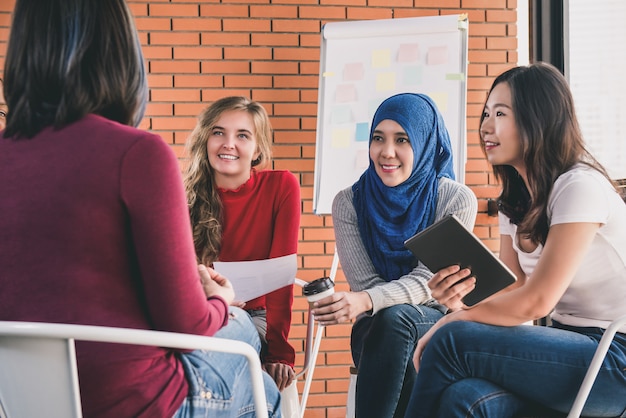 Lässige multiethnische Frauen treffen sich für ein soziales Projekt