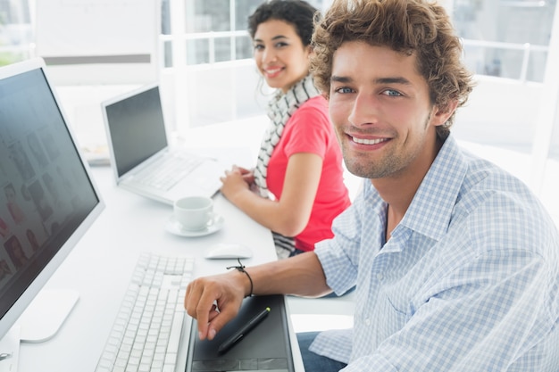 Lässige Paar mit Computer im Büro