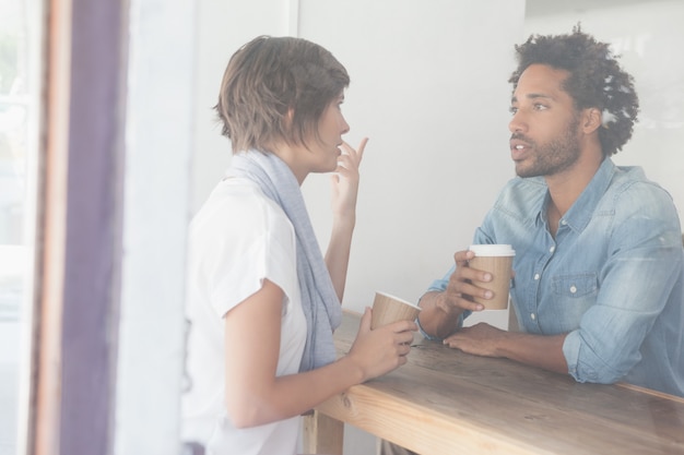 Lässige Paare, die Kaffee zusammen trinken