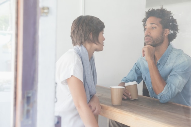 Lässige Paare, die Kaffee zusammen trinken