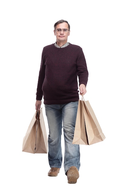 Lässiger Mann in voller Länge mit den Einkaufstaschen lokalisiert auf einem Weiß