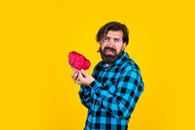 Lässiger Typ braucht etwas Geld. unglücklicher hipster mit schnurrbartgriffgeldbörse. Finanzkrise und Darlehen. geldsparkonzept. gehen wir einkaufen. bärtiger mann im karierten hemd hält geldbörse.