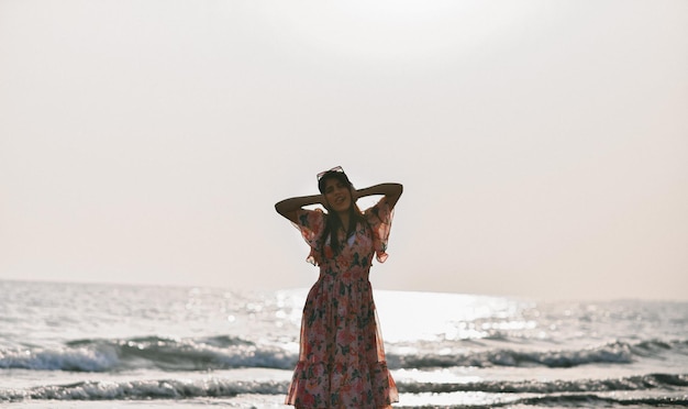 lässiges glückliches hübsches Mädchen am Strand indisches pakistanisches Modell