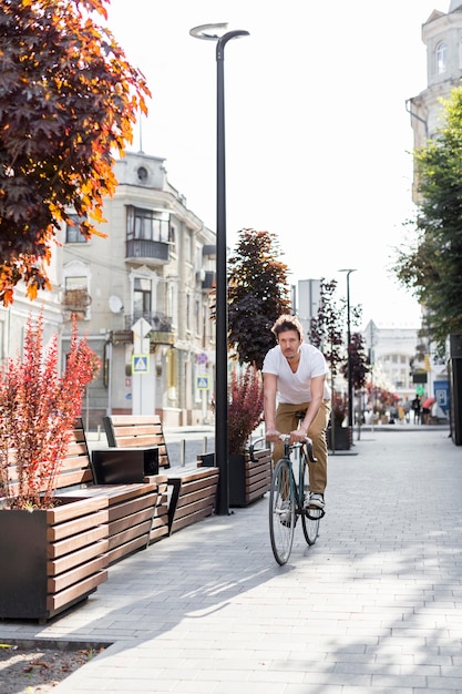 Lässiges männliches fahrrad zur arbeit