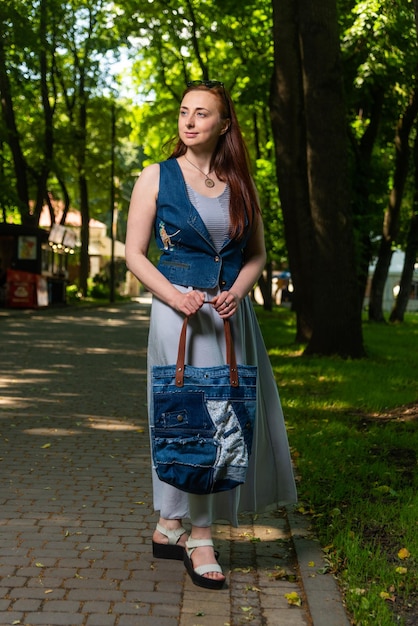 Lässiges Outfit mit der modernen Tasche für den Alltag