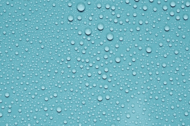 Lässt Wasser auf blauem Hintergrund fallen