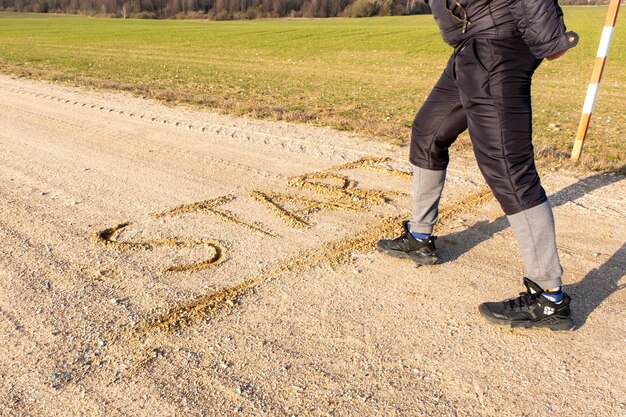 Läufer an der Sterne Inschrift auf einer Schotterstraße die Worte beginnen