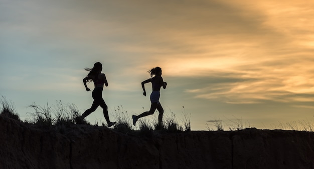 Läufer Athlet läuft auf Spur. Frau Fitness Jogging Training Wellness-Konzept.