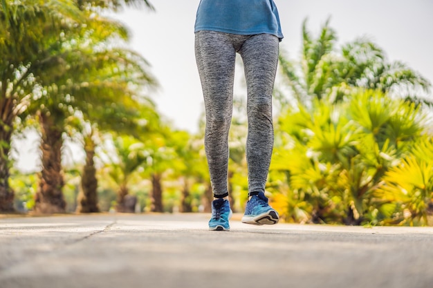 Läufer Athlet läuft im tropischen Park Frau Fitness Sonnenaufgang Jogging Workout Wellness-Konzept