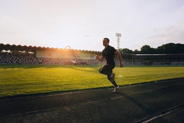 Läufer auf der Spur an einem Sportstadion