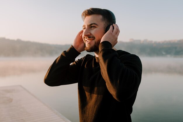 Läufer, der draußen Musik hört und Sport treibt