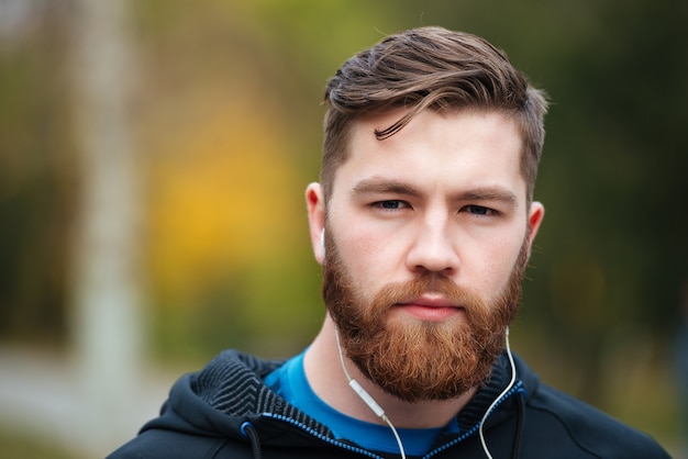 Läufer im Park mit Blick in die Kamera hautnah