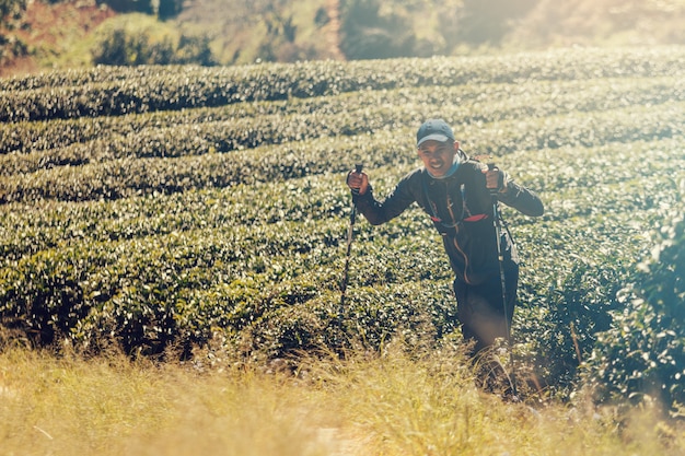 Läufer. Junge Leute, die auf einem Bergweg laufen. Abenteuer Trail Running auf einem Mountainlifestyle.