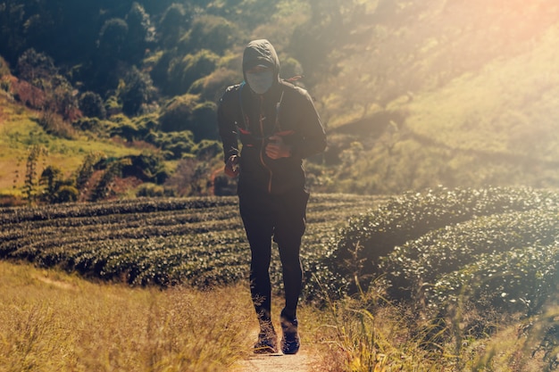 Läufer. junge leute, die auf einem bergweg laufen. abenteuer trail running auf einem mountainlifestyle.