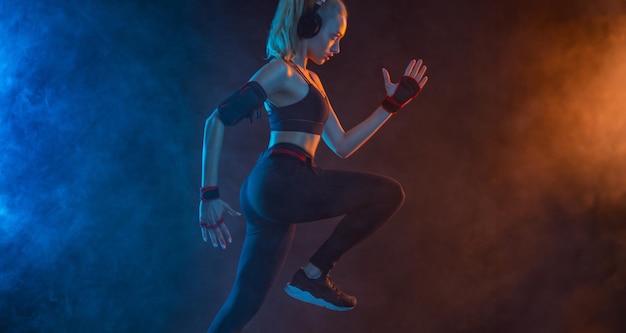 Läufer läuft Athlet Sprinter läuft fit Frau Influencer in Neonfarben Foto herunterladen für