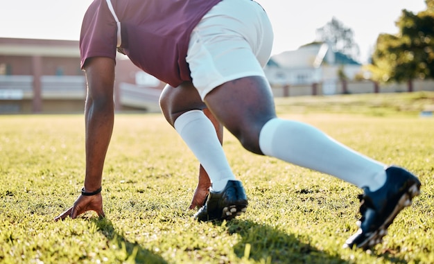 Läufer starten Rugby-Mann und Sportplatz mit einem Athleten, der zum Laufen und Training bereit ist. Sommertrainingsgruppe und Spieler bereiten sich auf Fitness- und Trainingsherausforderung für Geschwindigkeit im Freien in der Sonne vor