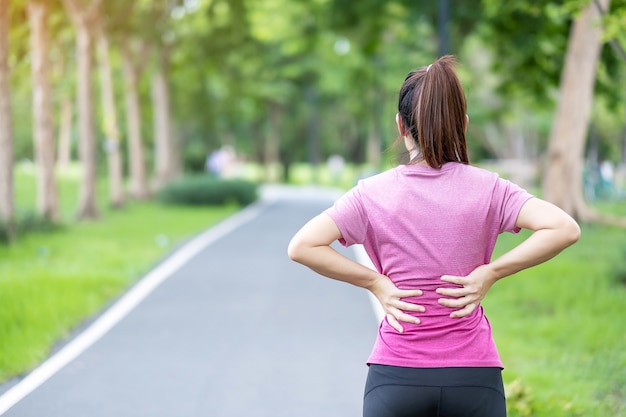 Läuferfrau mit Rückenschmerzen aufgrund des Piriformis-Syndroms