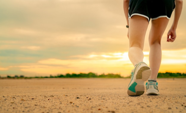 Läuferin der Sportlerin, die sich bereit macht, am Morgen im Park mit dem Trainingslauf zu beginnen. Frau tragen Sportschuhe für Rennen. Asiatische weibliche Cardio-Übung für gesundes Leben.