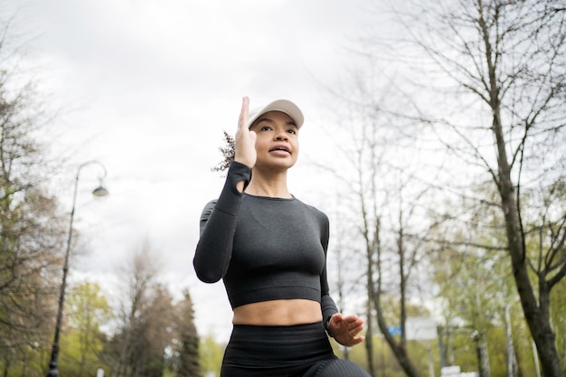 Läuferin macht aktive Trainingsläufe mit einer Fitnessuhr