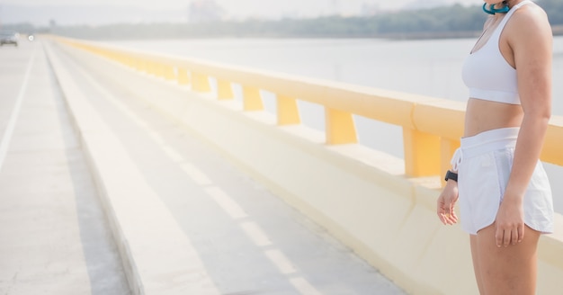 Läuferinnen joggen Cardio-Lauf-Ausdauertraining Zeitlupen-Tracking aus der Nähe Für Marathon-Bewegung Bewegungstraining Training zu gesund auf der Straße Sport Erholung