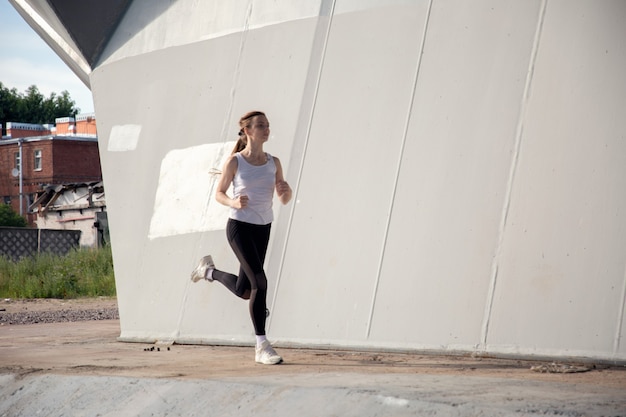 Läufertraining bei Sonnenuntergang in der Stadt