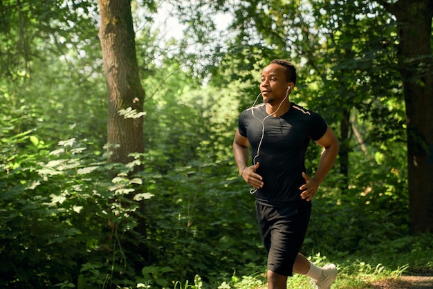 Läufertraining im Wald am Morgen